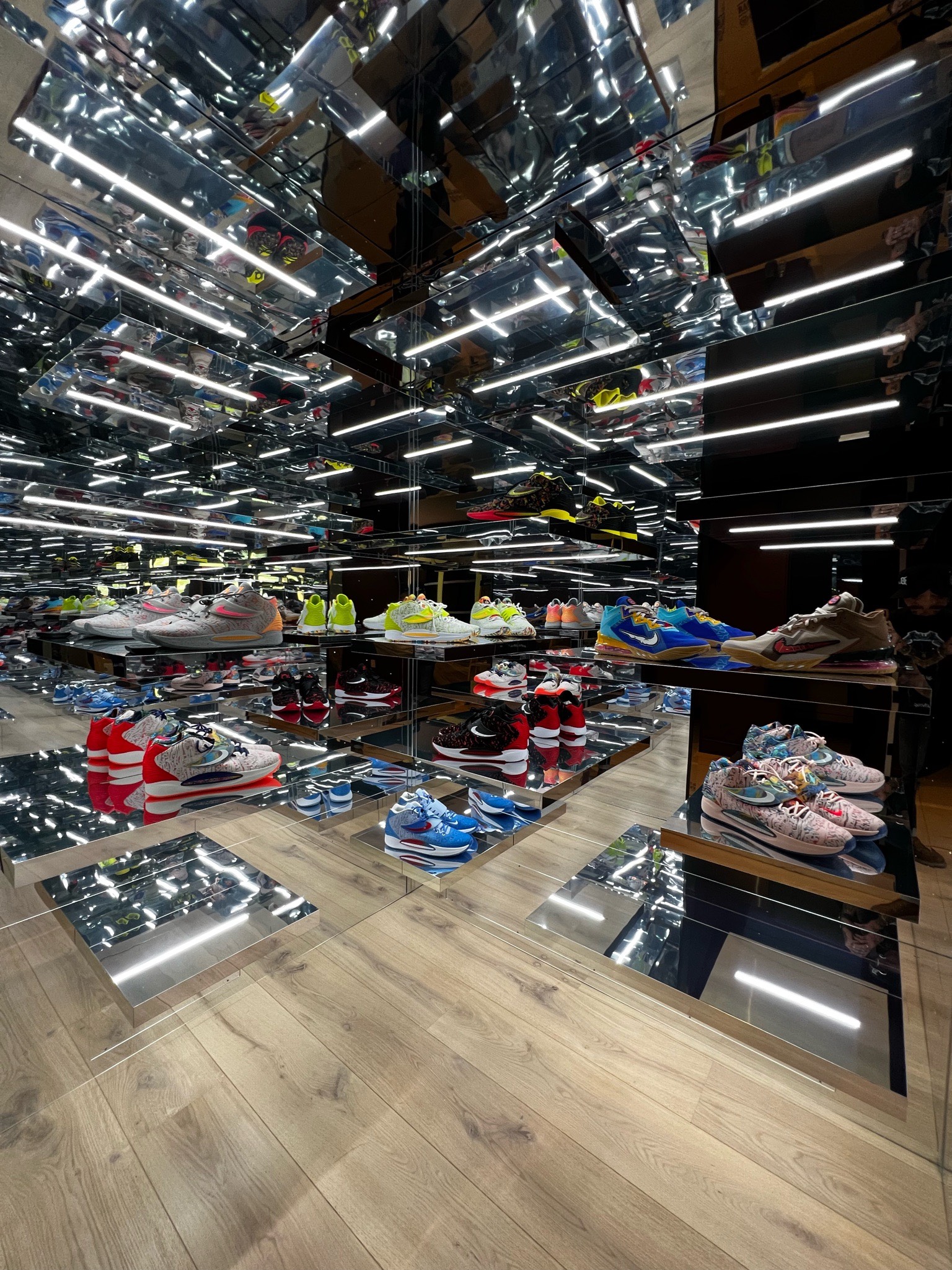 KEVIN DURANT Infinity Closet / Shoe Room